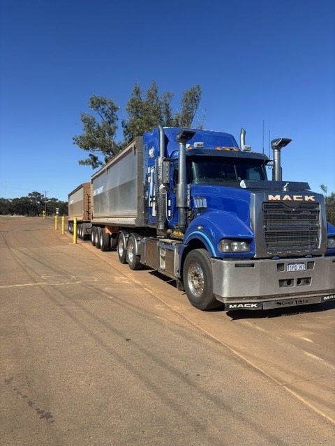 97 Transport Mack truck